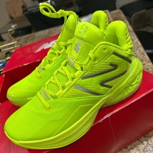 New BalanceTWO WXY V4 'Hi-Lite Yellow' Unisex Men’s  Sz 7.5 Women’s Size 9 New